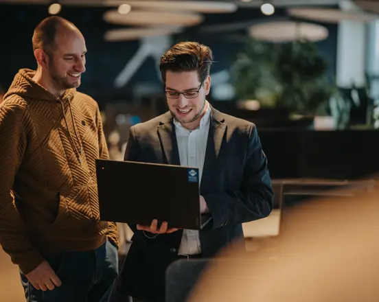 Twee IT-specialisten van Arcady bespreken softwareontwikkeling en digitale oplossingen op kantoor in Zwolle